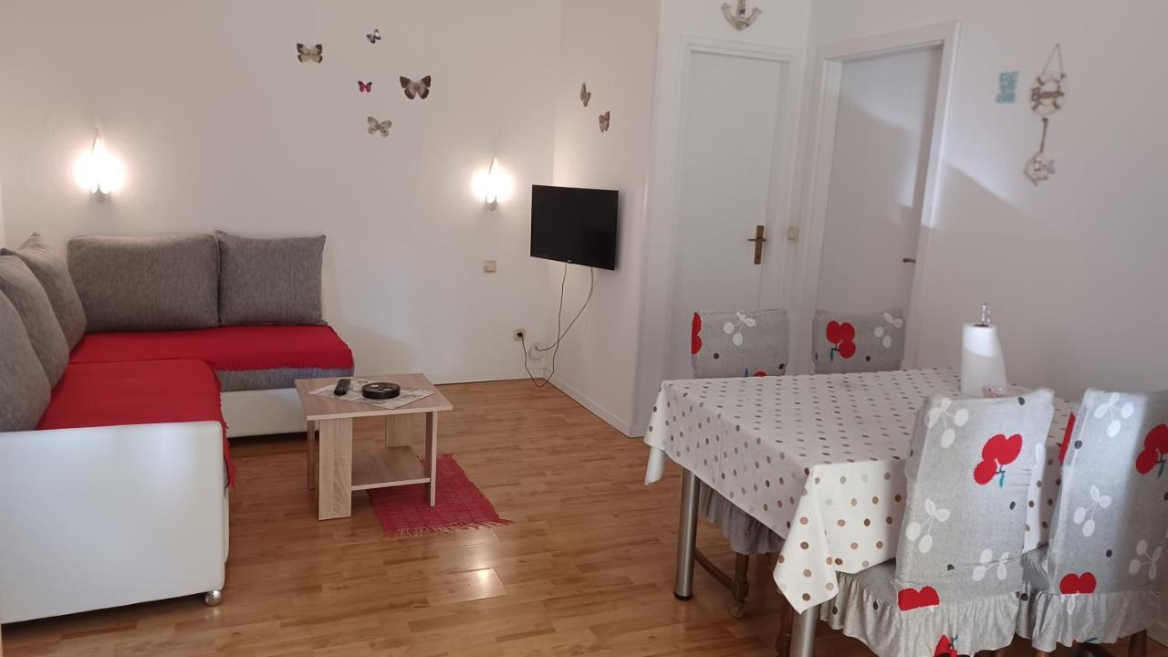 Apartmani Mary ドゥギ・ラット エクステリア 写真